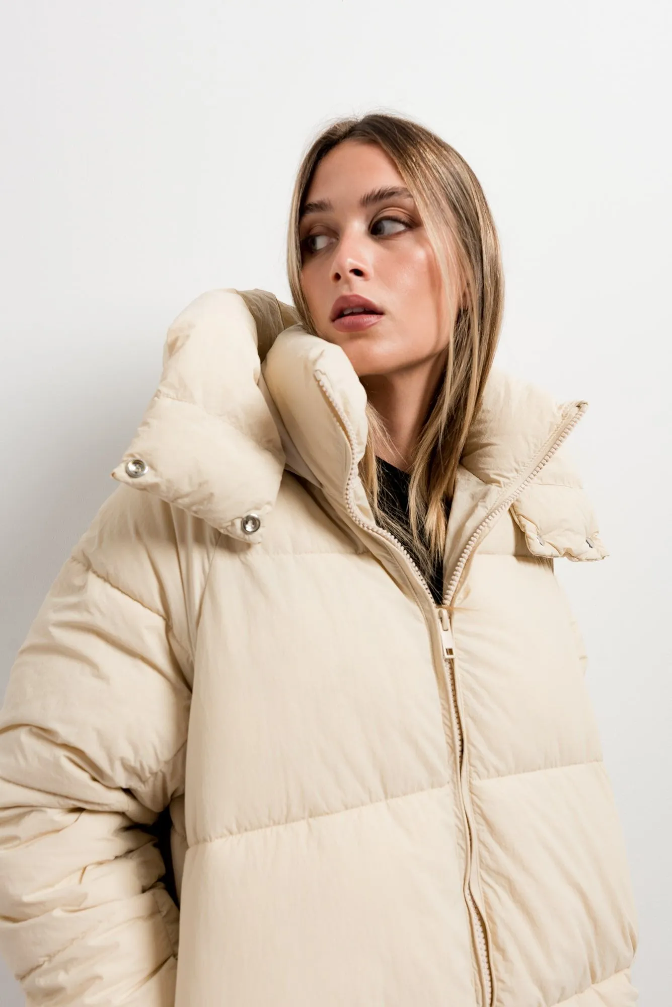 Abrigo acolchado oversize color beige para mujer