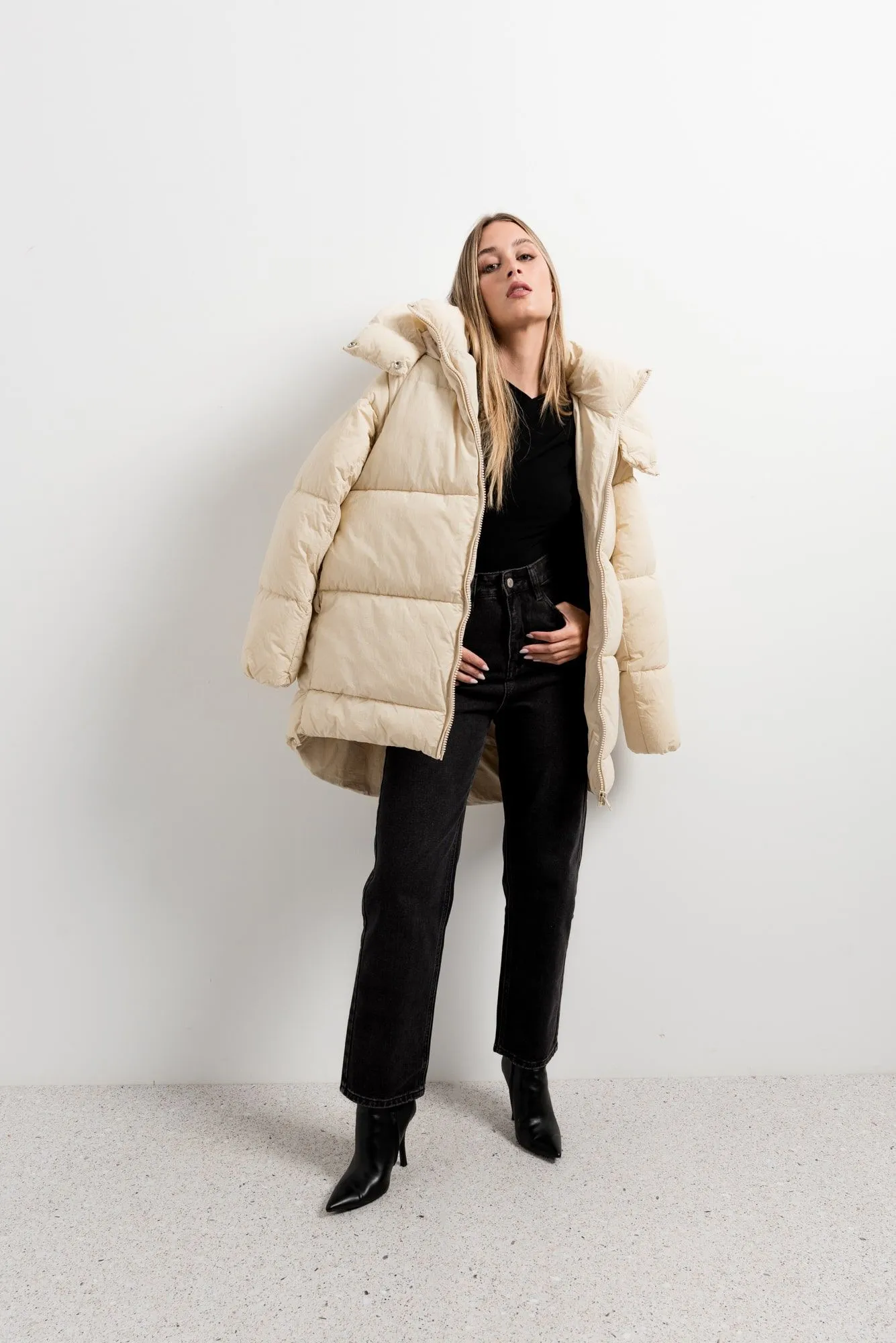 Abrigo acolchado oversize color beige para mujer