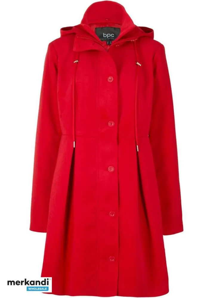 Abrigo de mujer con capucha y pliegues rojos
