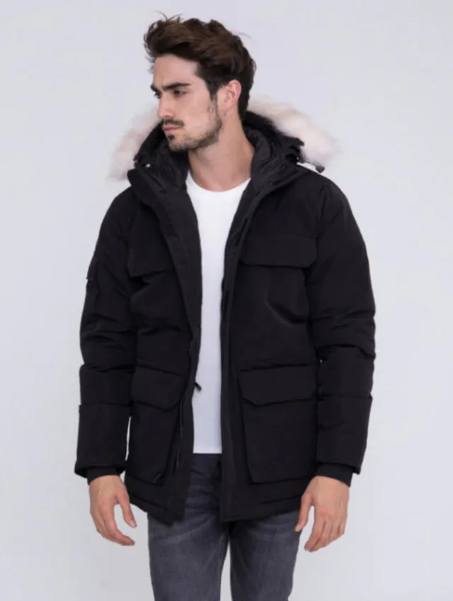 Abrigo negro cuatro bolsillos hombre pelo blanco pelo