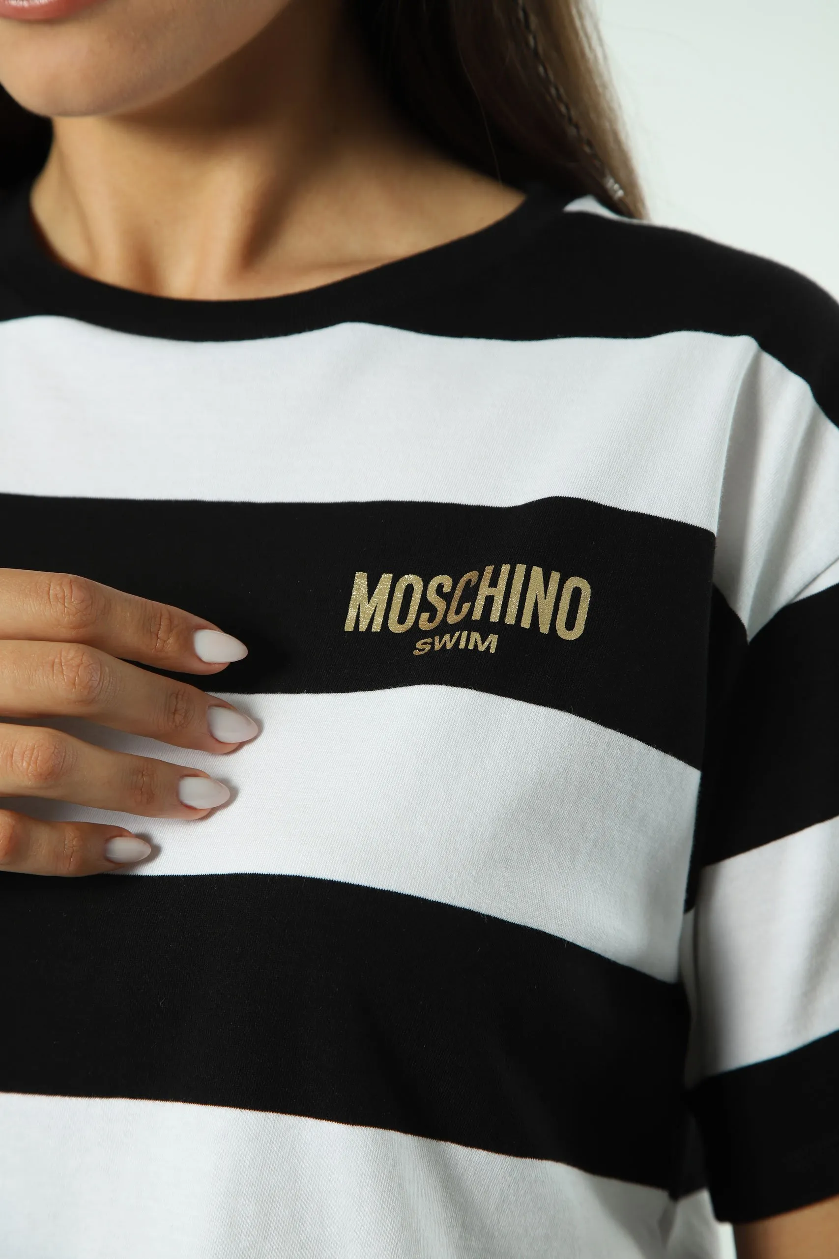 Camiseta bicolor de rayas blancas y negras con minilogo dorado