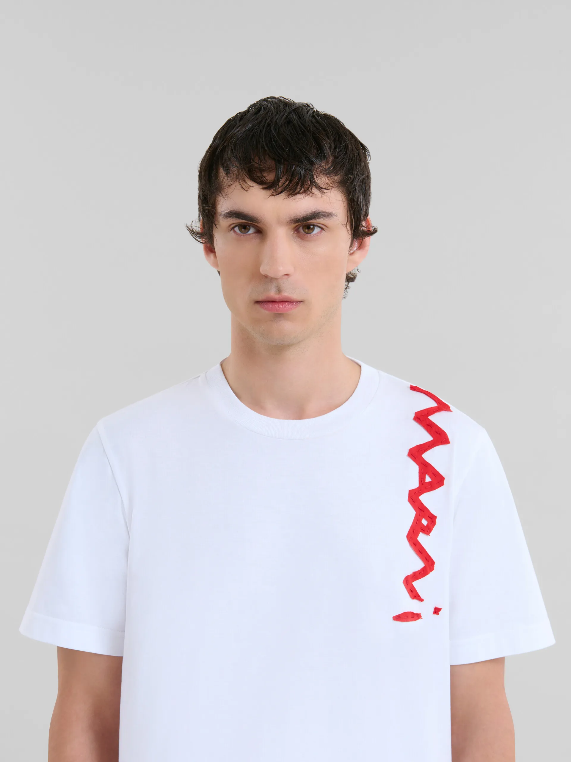 Camiseta blanca de algodón orgánico con logotipo Marni de efecto remiendo