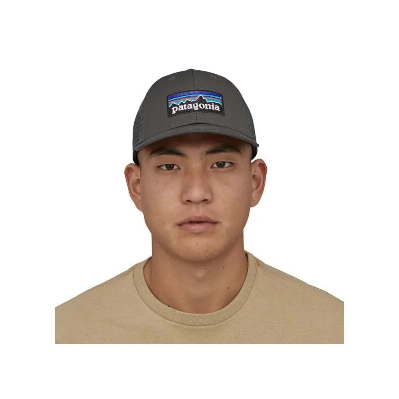 CAP PATAGONIA P6 LOGO LOPRO TRUCKER HAT (FORGE GREY)