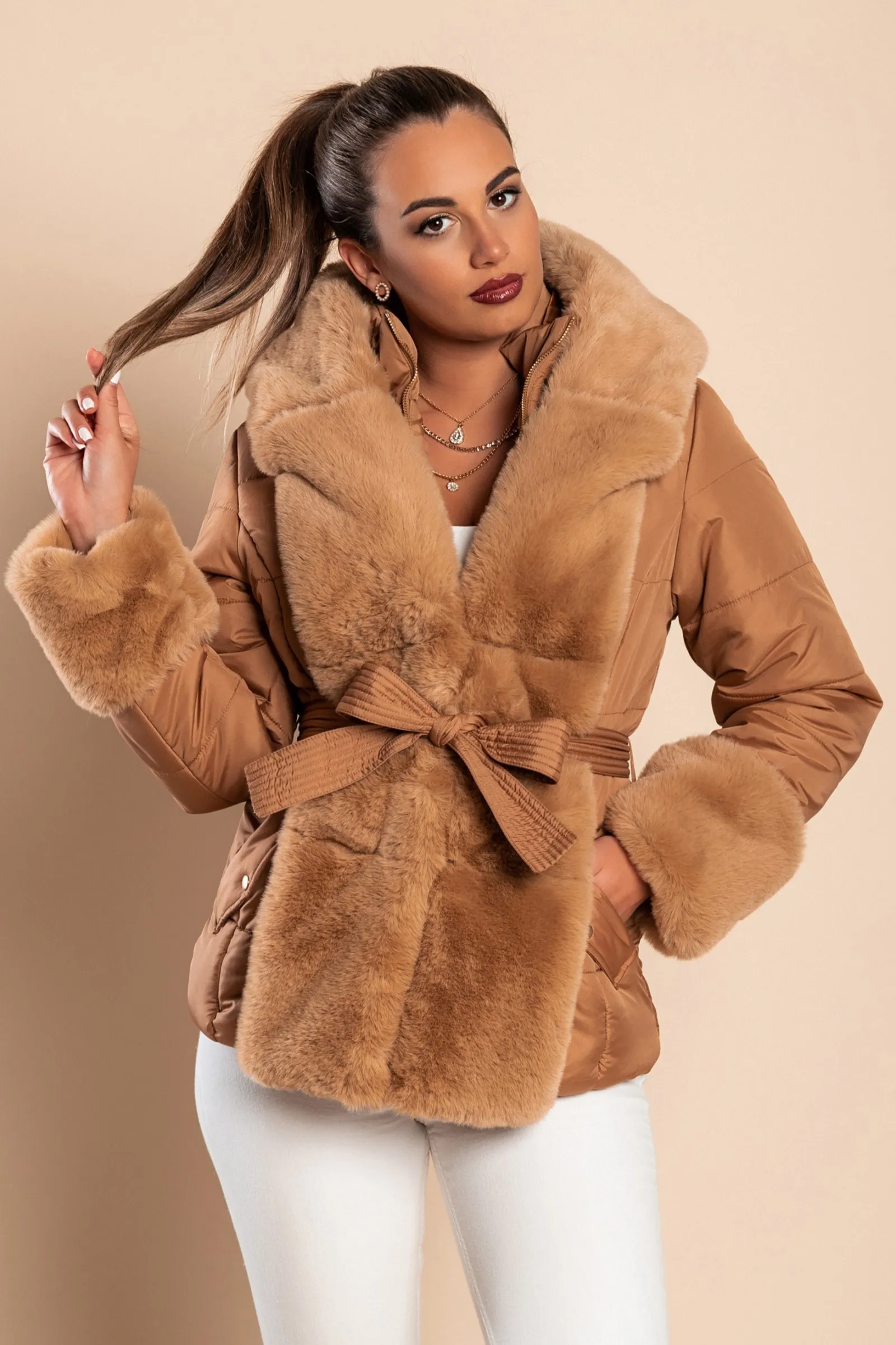 Chaqueta corta acolchada con pelo sintético, camel