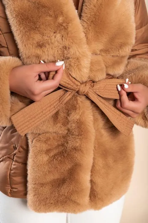 Chaqueta corta acolchada con pelo sintético, camel