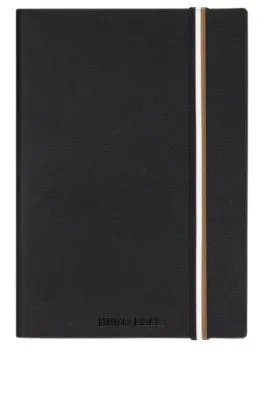 Cuaderno A5 de piel sintética negra con goma a rayas de la marca