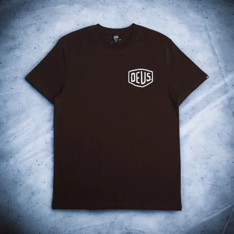 Deus Ex Machina – Camiseta Biarritz address chocolate brown