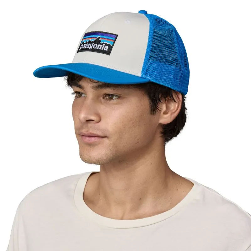 GORRA PATAGONIA P6 LOGO TRUCKER HAT (BLANCA CON AZUL MARINO)