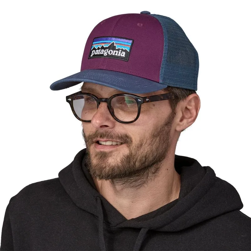 GORRA PATAGONIA P6 LOGO TRUCKER (NIGHT PLUM)