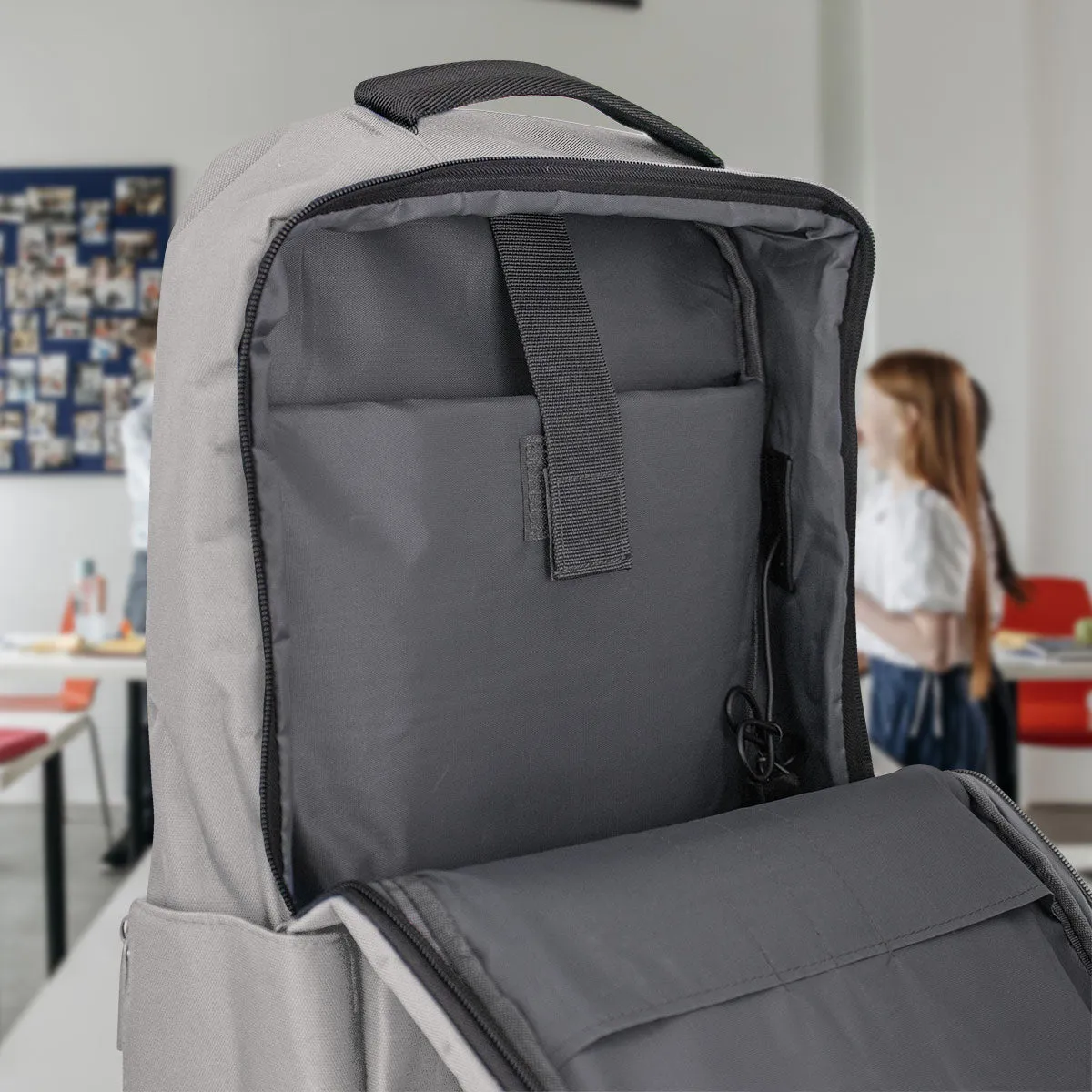 Mochila Porta Laptop con Cargador USB color Gris