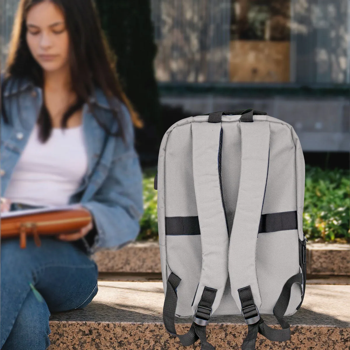 Mochila Porta Laptop con Cargador USB color Gris