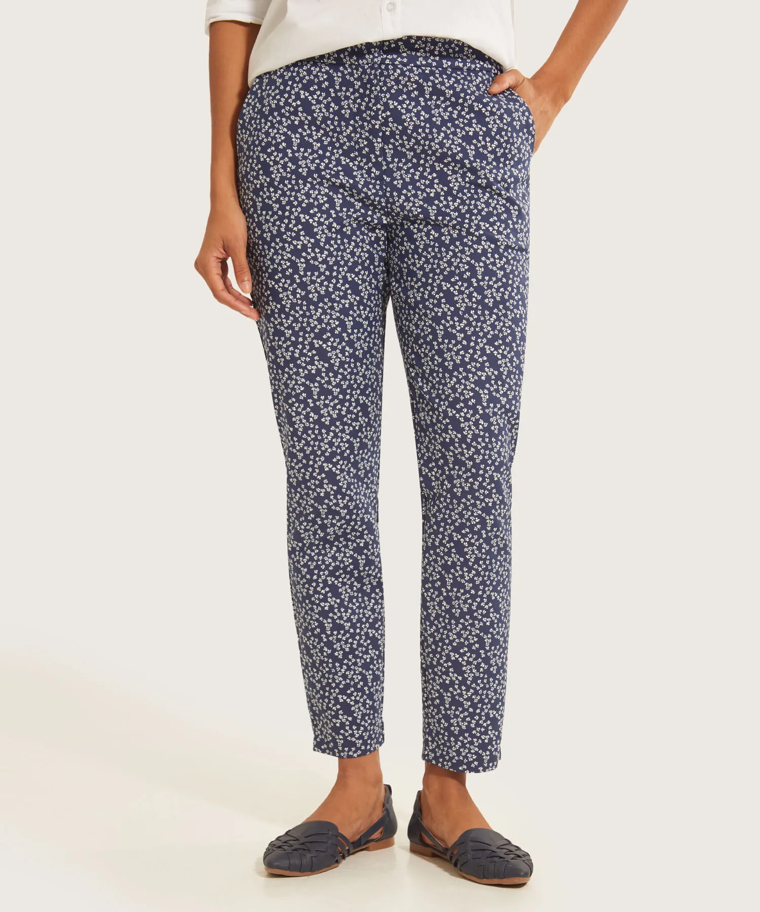PANTAL&OACUTE;N CL&AACUTE;SICO ESTAMPADO CON EL&AACUTE;STICO UNICOLOR EN PRETINA