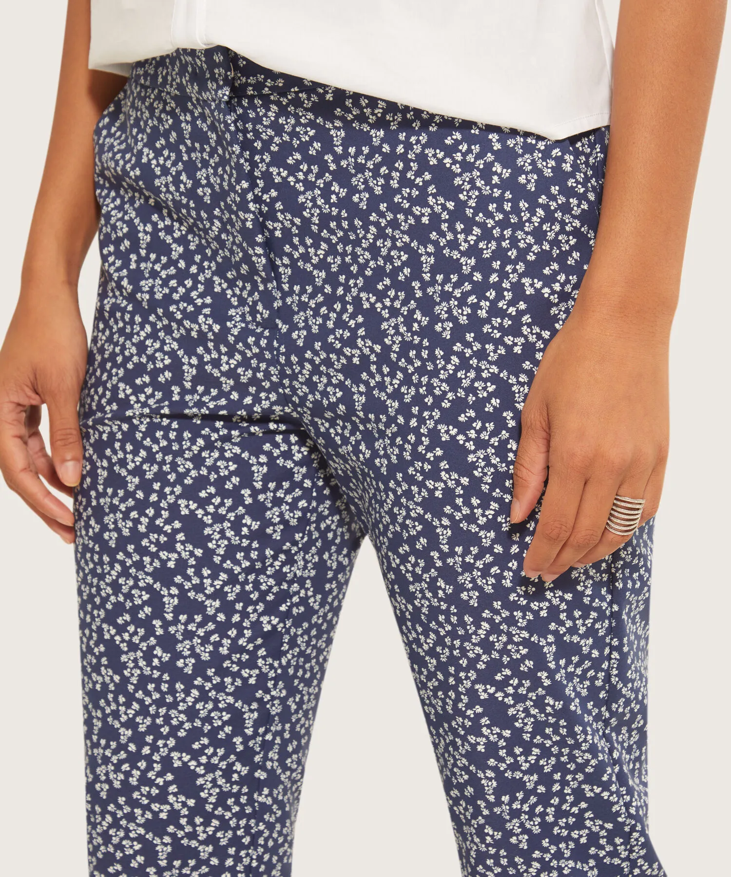 PANTAL&OACUTE;N CL&AACUTE;SICO ESTAMPADO CON EL&AACUTE;STICO UNICOLOR EN PRETINA