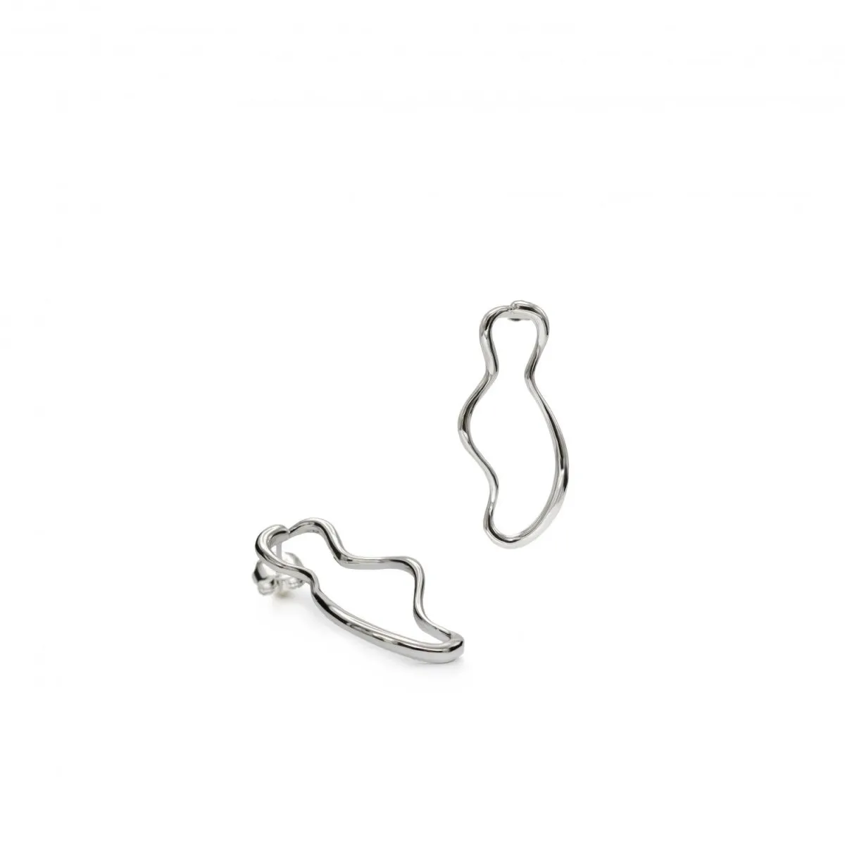 Pendientes originales de plata contorno curvilíneo en plata lisa