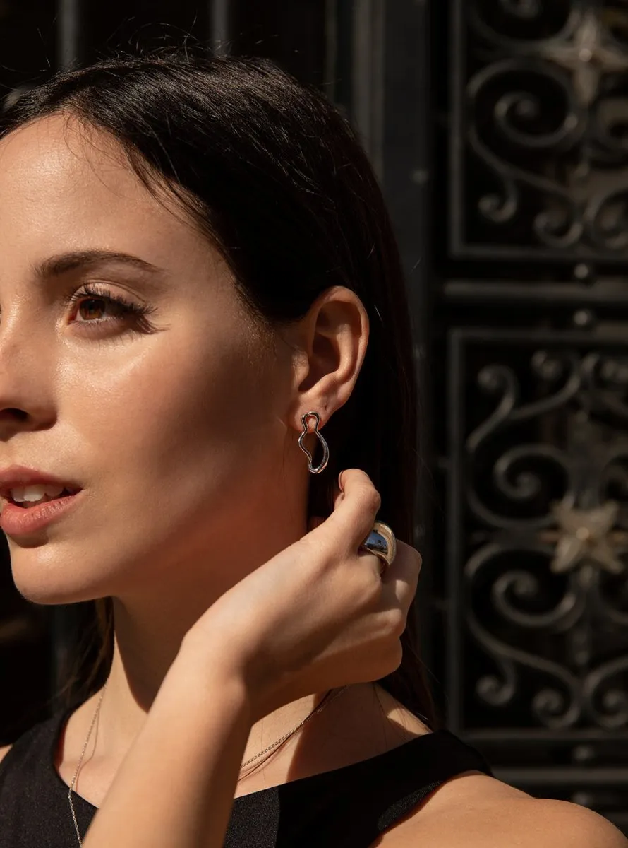 Pendientes originales de plata contorno curvilíneo en plata lisa