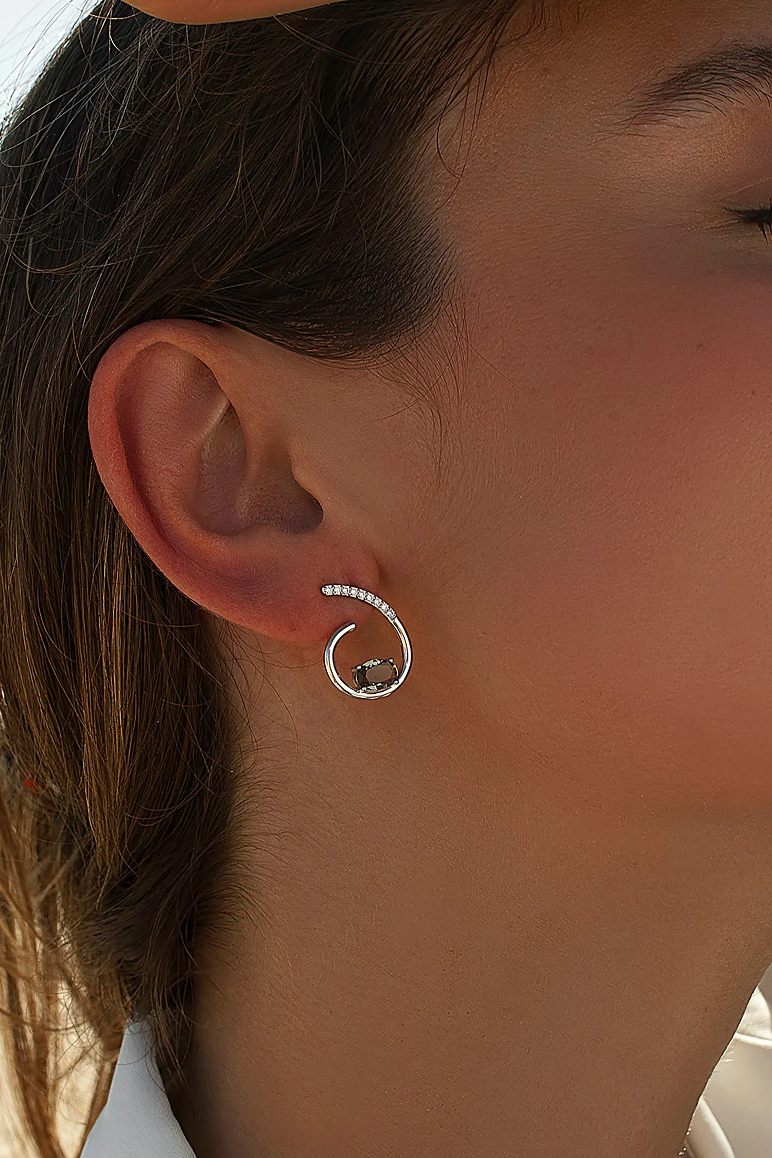 Pendientes originales diseo semiabierto y gema central