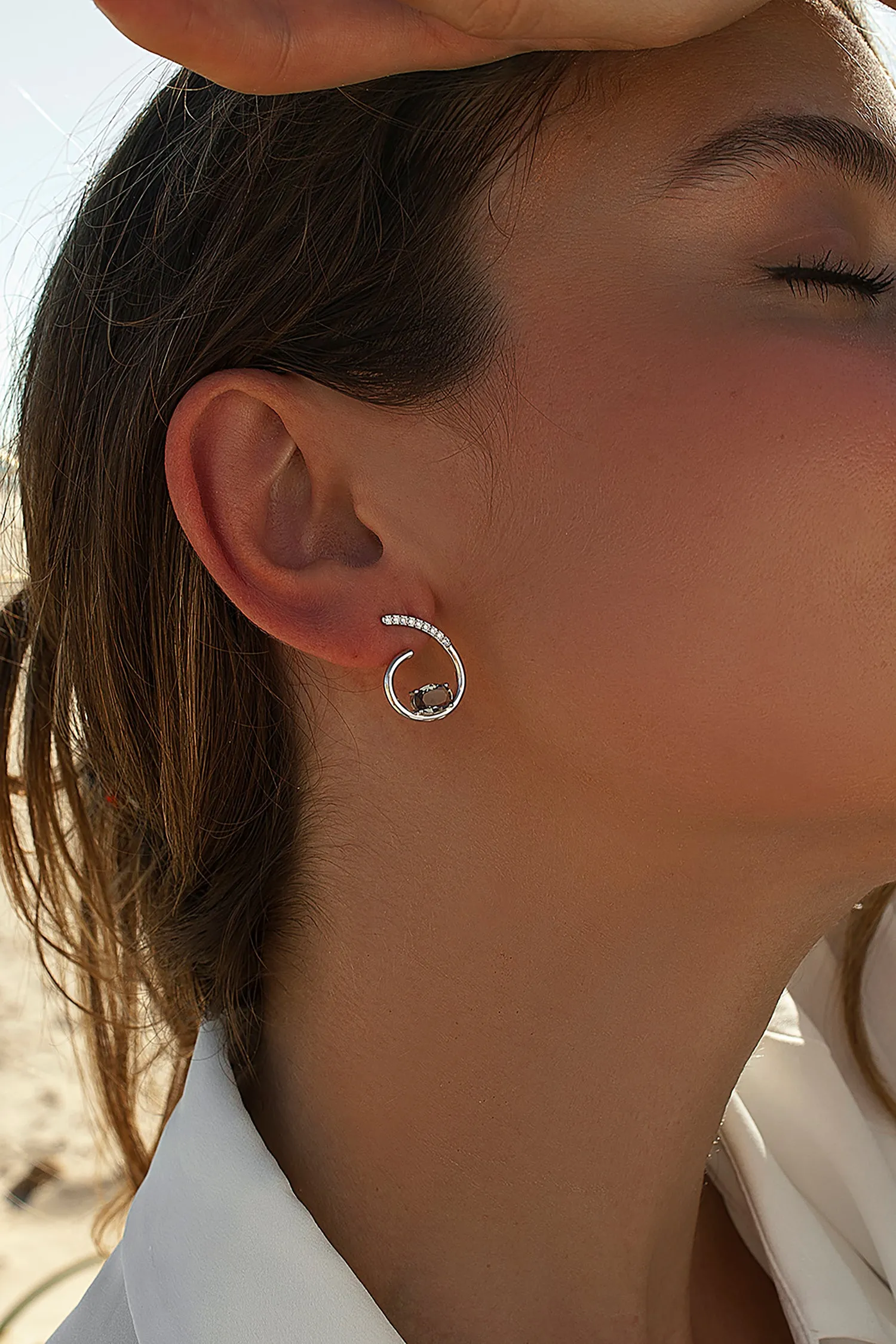 Pendientes originales diseo semiabierto y gema central