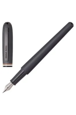 Pluma estilográfica cepillada con anillo central a rayas de la marca