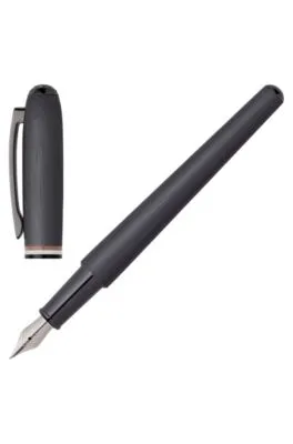 Pluma estilográfica cepillada con anillo central a rayas de la marca