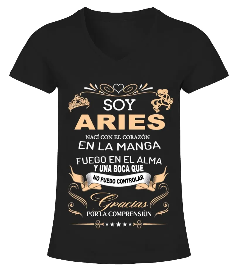 Soy Aries, nací con el corazón en la manga, fuego en el alma y una boca que nu … Camiseta cuello pico Mujer
