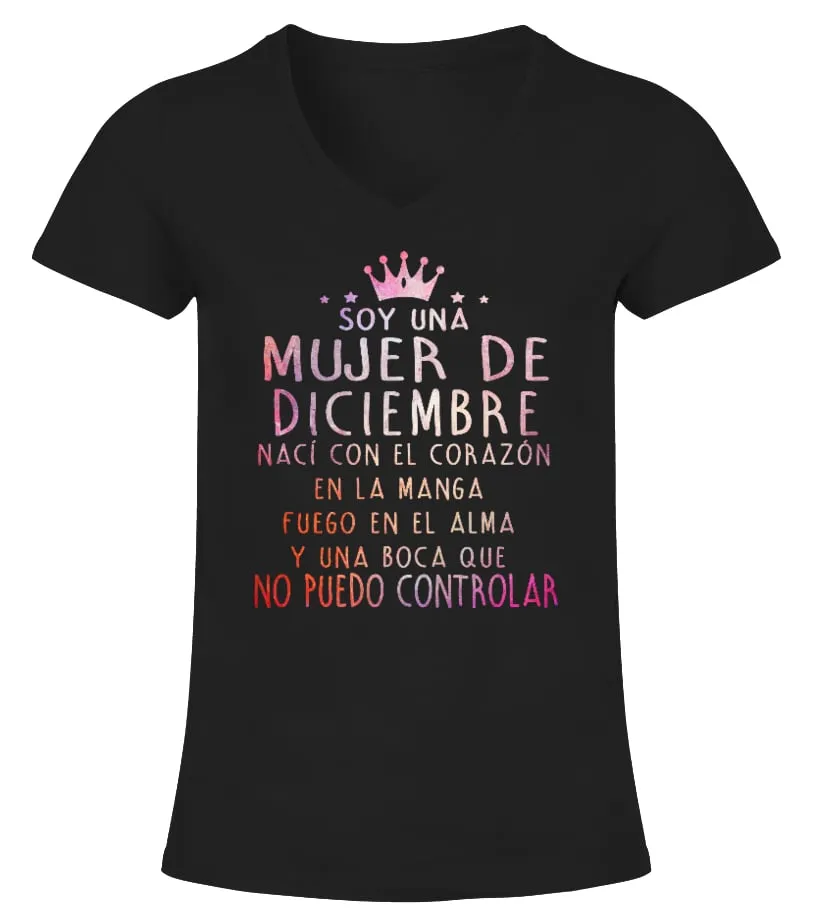 Soy una mujer de Diciembre, nací con el corazón en la manga, fuego en el alma y… Camiseta cuello pico Mujer