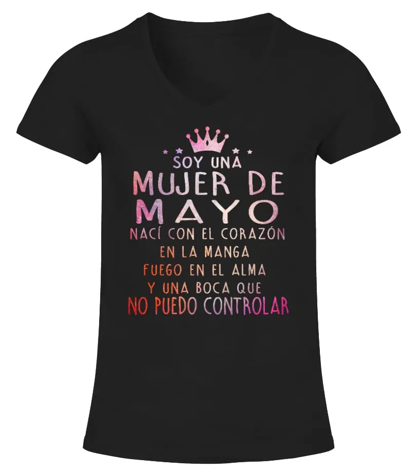 Soy una mujer de Mayo, nací con el corazón en la manga, fuego en el alma y una … Camiseta cuello pico Mujer
