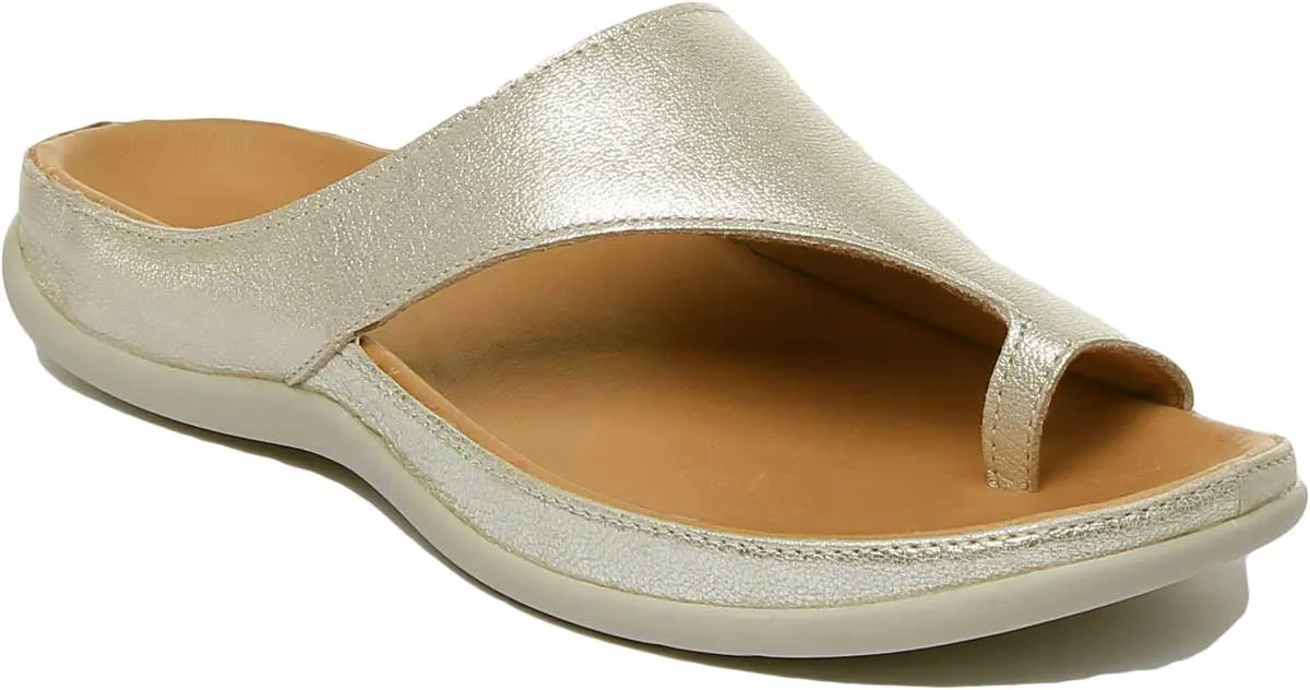 Strive Capri Sandalia de cuero con lazo en el dedo del pie para mujer en oro metálico