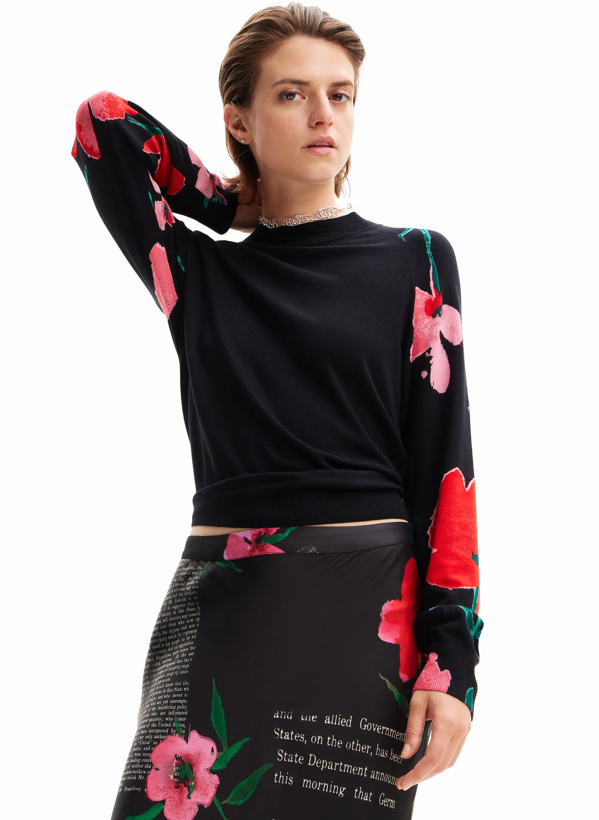 Top con cuello redondo y estampado floral en negro