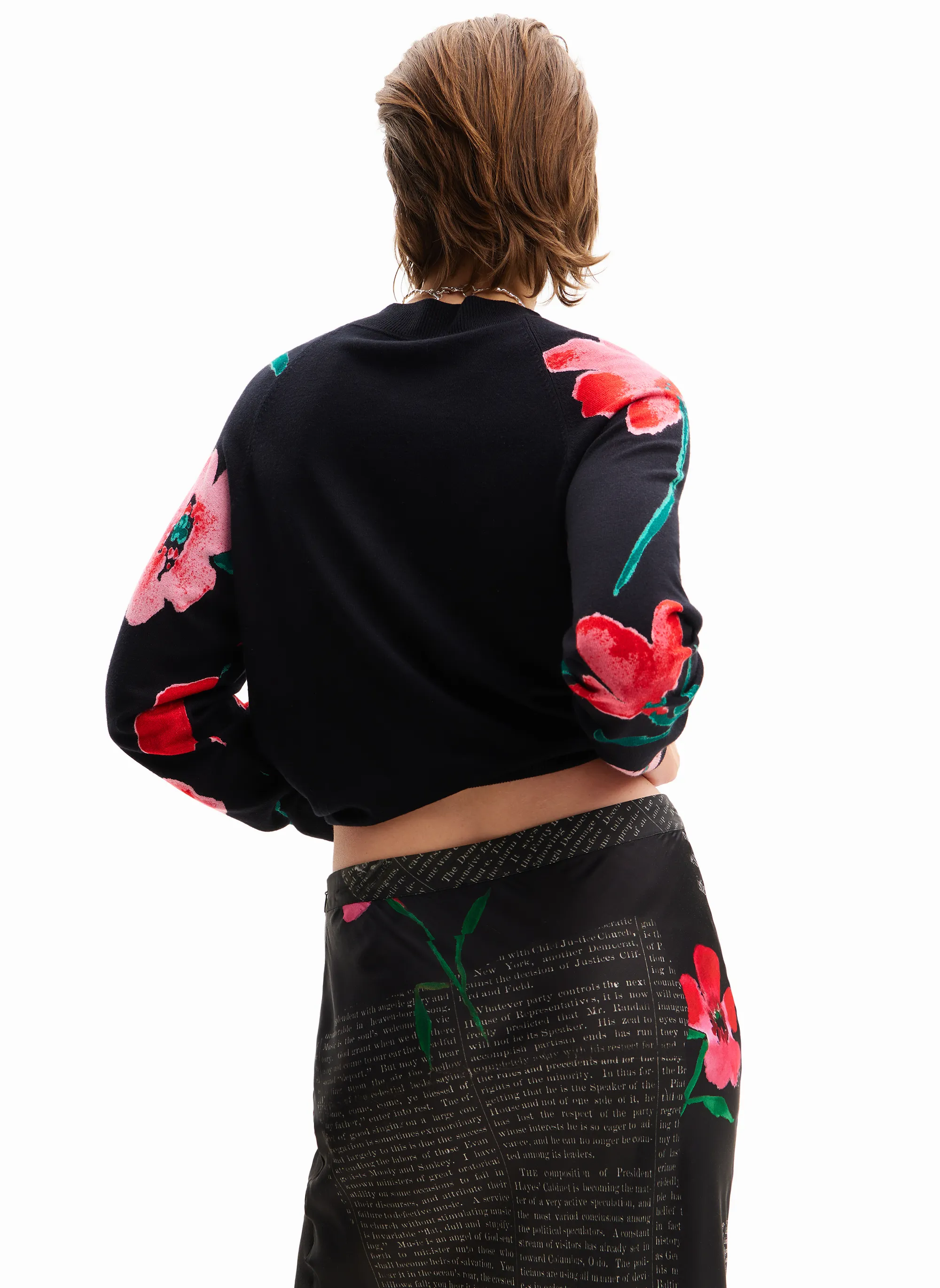 Top con cuello redondo y estampado floral en negro