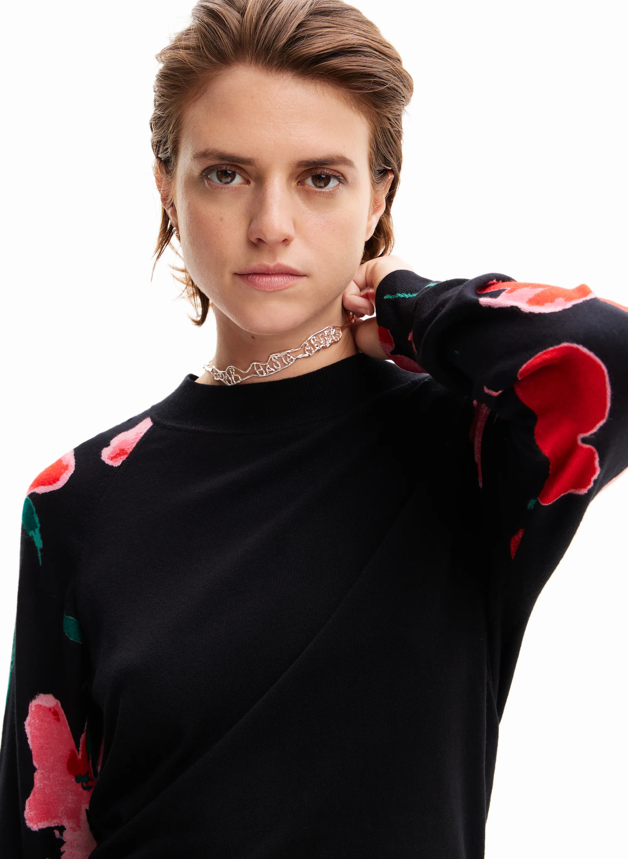 Top con cuello redondo y estampado floral en negro