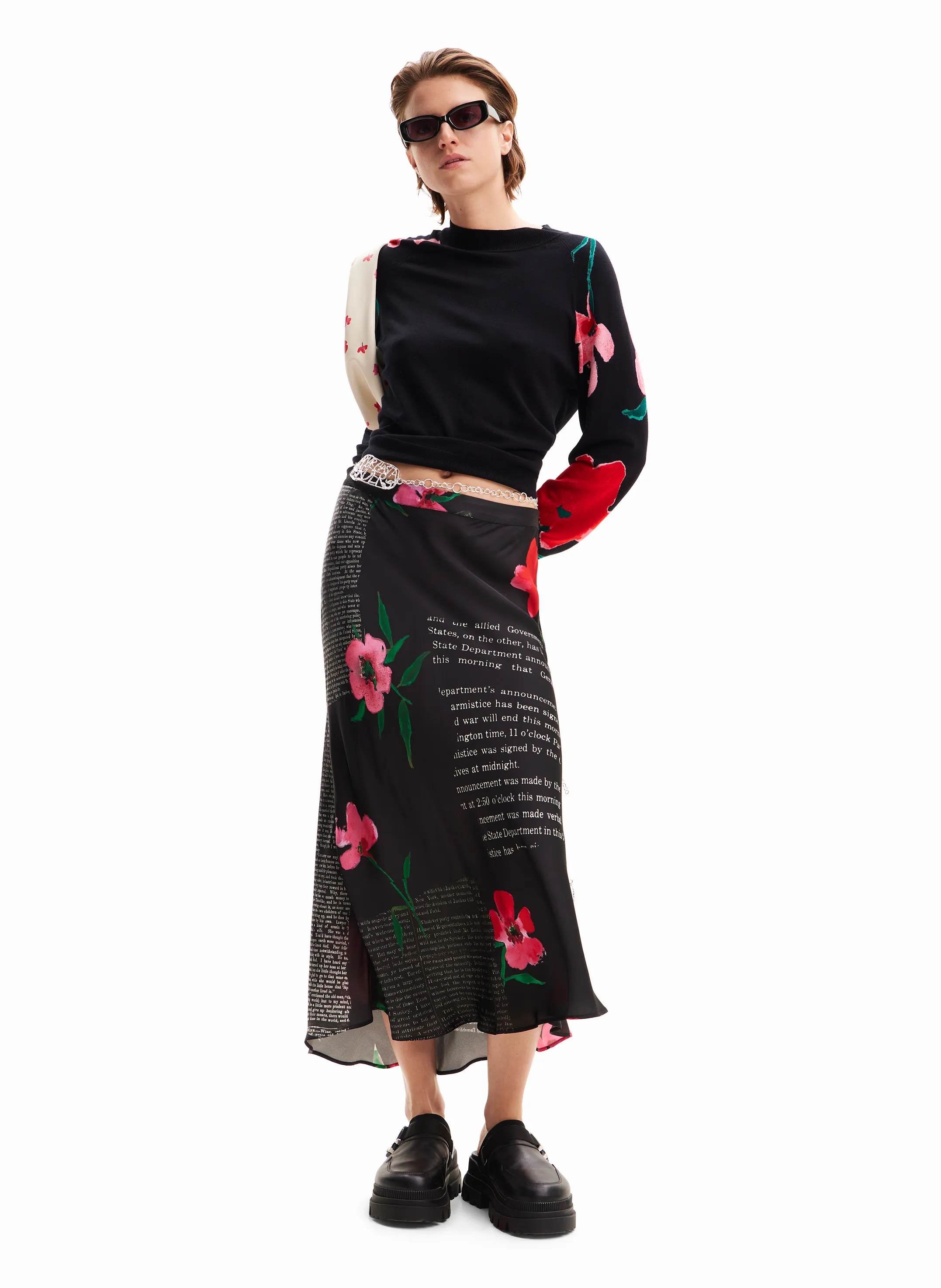 Top con cuello redondo y estampado floral en negro