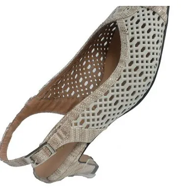 Zapato abierto por detrás mujer calado puntera serpiente Trebede en beig